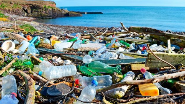 botellas en el mar