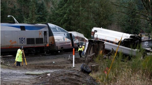 مقتل ثلاثة وإصابة العشرات في حادث قطار واشنطن _99264315_777e2048-f4ba-44d3-a133-8ea95ae7199b