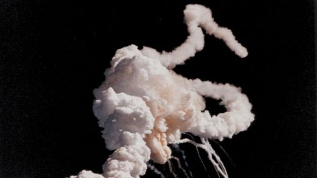 Estrela de fumaça branca após a desintegração do Challenger