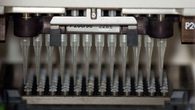 Tubos en una máquina en un laboratorio genético