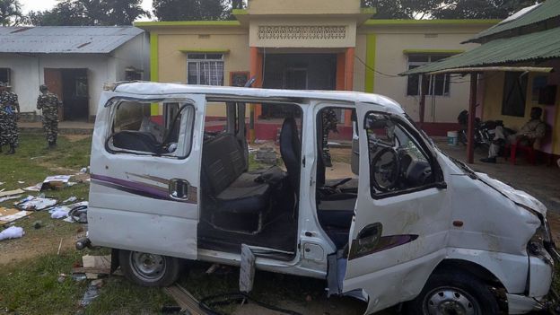 Paramilitares indianos vigiam veículo depois que uma pessoa foi ferida em um linchamento no país