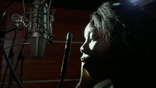 Kelliyah em estúdio de gravação