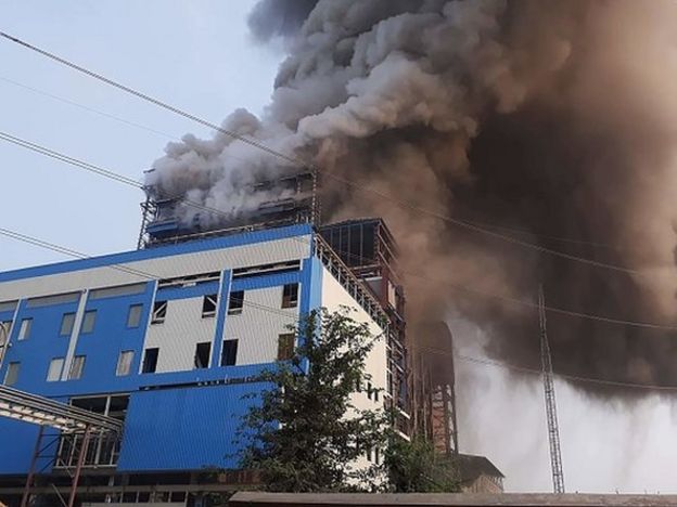 La fumée s'échappe d'une centrale thermique au charbon après l'explosion d'une chaudière dans la ville d'Unchahar, dans l'État d'Uttar Pradesh, au nord de l'Inde, le 1er novembre 2017.