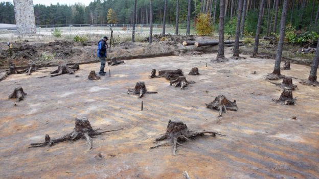 Escavação no campo de Sobibor, na Polônia