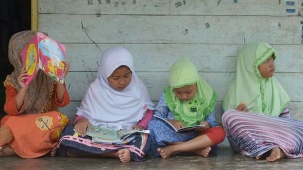 Anak membaca