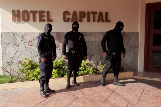 Policías durante la redada en el Hotel Capital de Antiguo Cuscatlán, El Salvador, el 4 de abril de 2017.