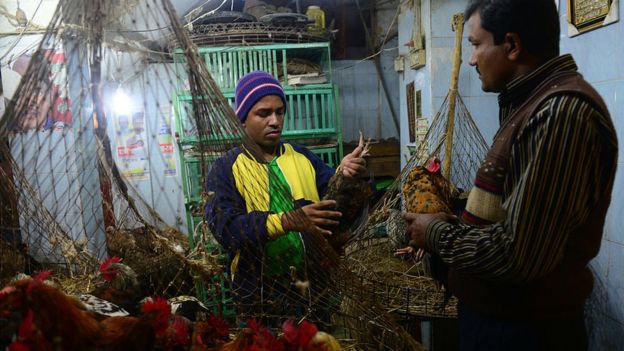 Mercado en Bangladesh durante un brote de gripe aviar.