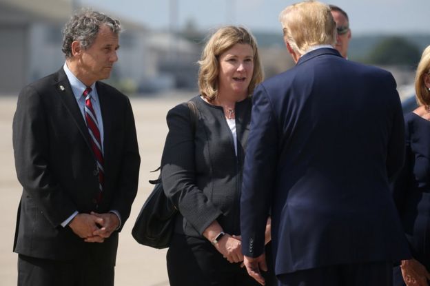 Donald Trump talks with Nan Whaley at Wright-Patterson Air Force Base, 7 August