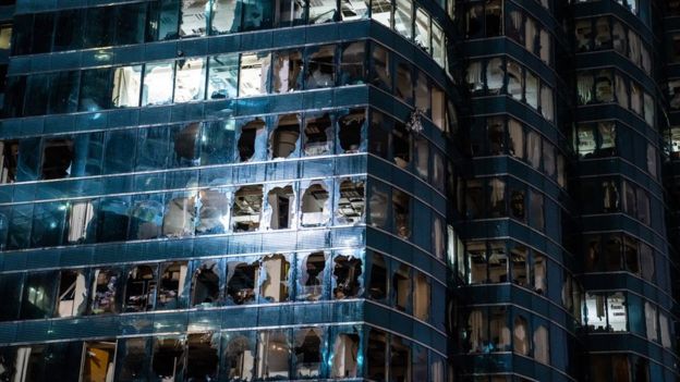 Los fuertes vientos causaron daños en muchos edificios de Hong Kong.