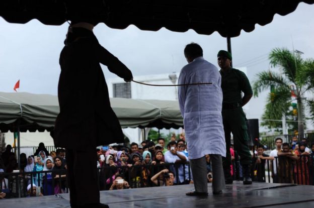 
Pemerintah Provinsi Aceh menerapkan hukuman cambuk berdasar Qanun syariah. 