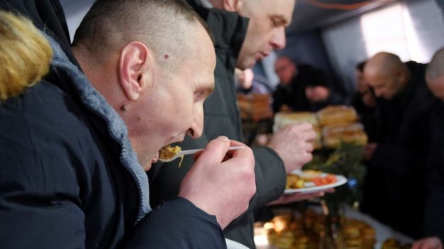 Освобожденных украинцев первым делом накормили