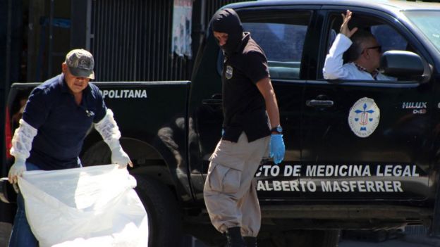 Policías en El Salvador