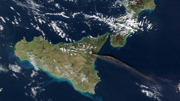 Foto tirada do espaço mostra erupção do Monte Etna