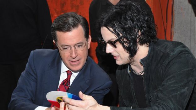 Jack White (r) e Stephen Colbert