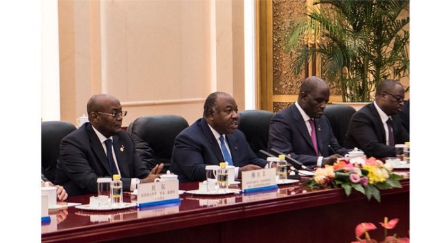 Le président gabonais Ali Bongo Ondimba, entouré de ses collaborateurs.