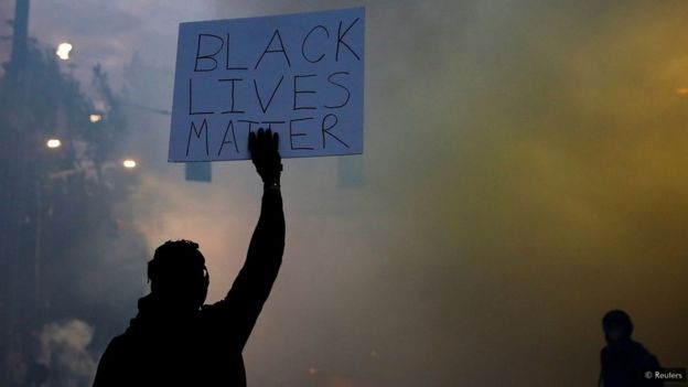La mort de George Floyd, lors de son arrestation par des officiers de police, a suscité de nombreuses protestations aux États-Unis et dans le monde entier.