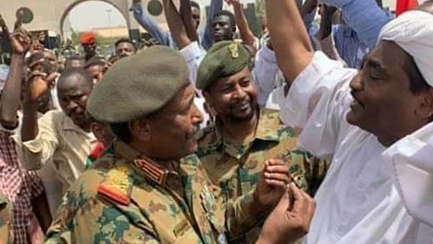 Lt-Gen Abdel Fattah Abdelrahman Burhan talks to demonstrators in Khartoum, 12 April