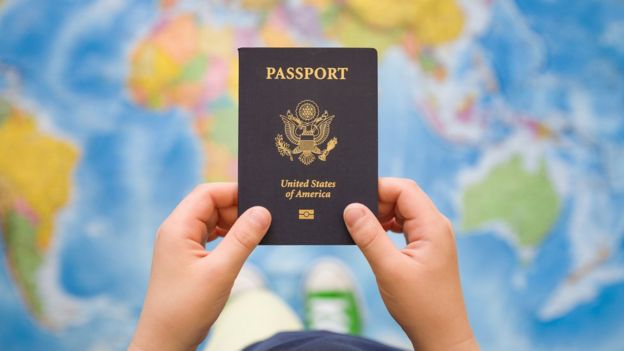 Joven sosteniendo pasaporte