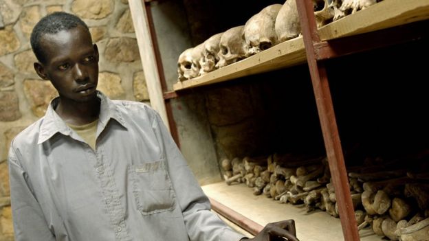 Joven contempla los cráneos de víctimas del genocidio en Ruanda