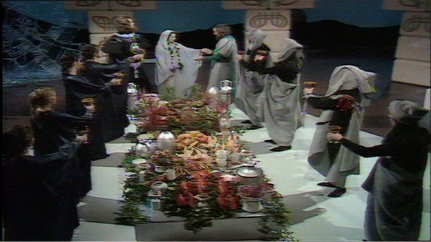 Golygfa o gynhyrchiad gwreiddiol 'Melltith ar y Nyth' yn 1975