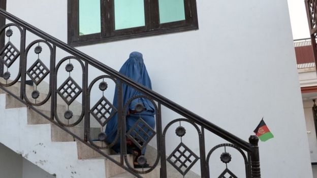 Mujer afgana con una burka.