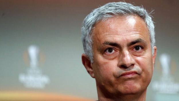 Jose Mourinho dan tim asuhannya paling tinggi duduk di peringkat lima Liga Primer musim 2016-2017.