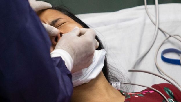 করোনাভাইরাস সন্দেহে পরীক্ষার জন্য নাক থেকে শ্লেষা নেওয়া হচ্ছে।