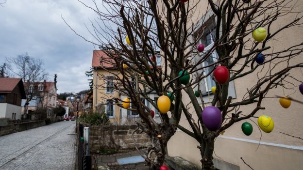 En Alemania, los huevos se cuelgan en las ramas de los árboles como si fuesen bolas de Navidad. Foto: EPA