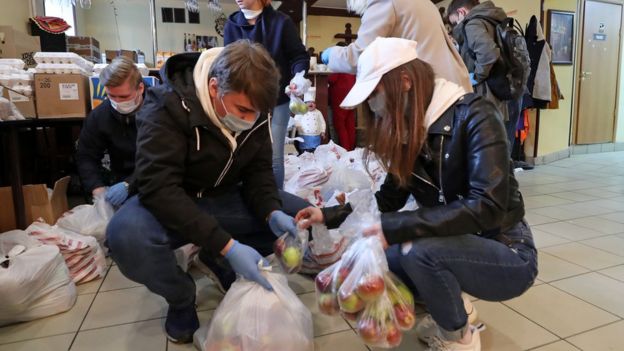 Волонтеры собирают продуктовые посылки для одиноких пожилых людей в Санкт-Петербурге