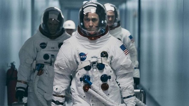 Ryan Gosling aparece em primeiro plano em cena de 'O primeiro homem'