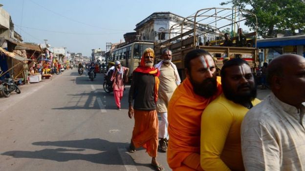 শনিবার সকালে অযোধ্যার রাস্তায়
