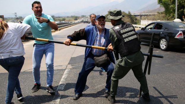 Opposition supporters scuffle with national guardsmen near Mariara, 21 February