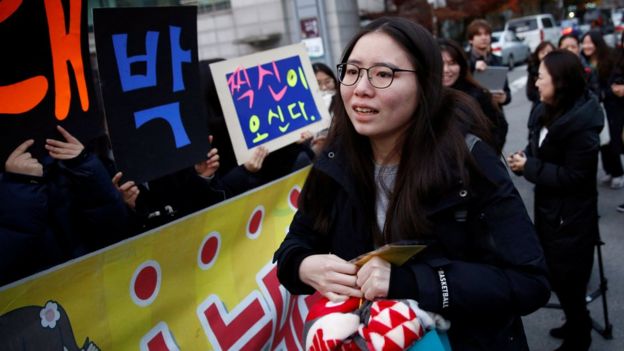 Joven surcoreana llega al lugar donde hará el examen de acceso universitario