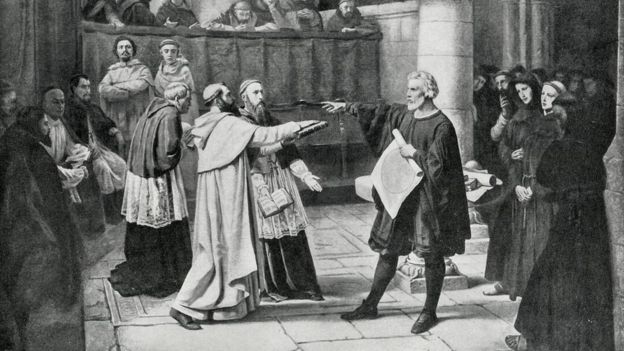 Galileo Galilei ante el tribunal de la Inquisición.