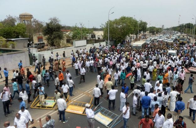 "இங்கு நடப்பது ஜனநாயக ஆட்சியா? போலீஸ் ஆட்சியா?"