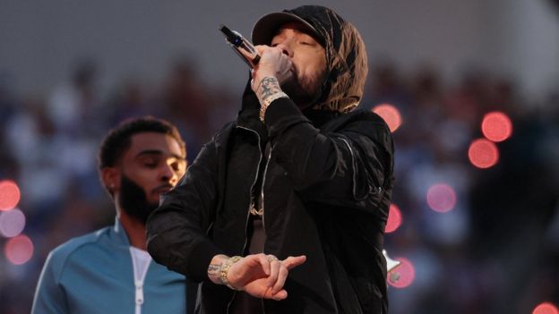 Super Bowl: Dr Dre and Eminem pack in the hits at half-time show - BBC News