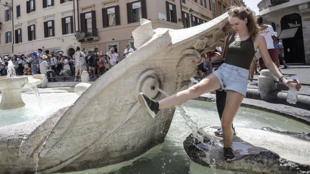 Romada turistlər fontanlara üz tutub.