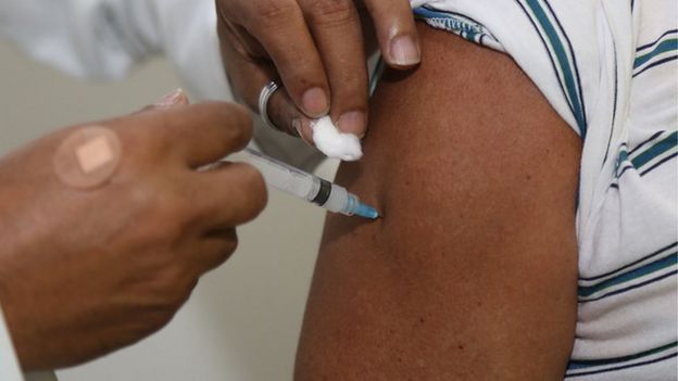 Vacina é aplicada em braço de paciente