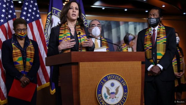 Kamala Harris au centre