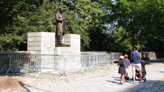 Estatua de James Sims en Central Park