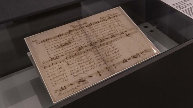 Documento com cifra e letra da música é mantido no museu de Salzburgo