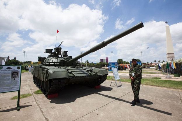 Un tanque modelo T-72B1 donado por Rusia a Nicaragua expuesto en el malecón de Managua el 16 de agosto de 2016.