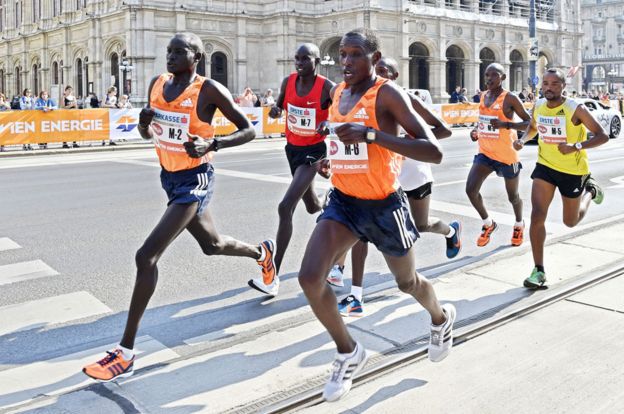 Corredores de maratón keniatas y etíopes