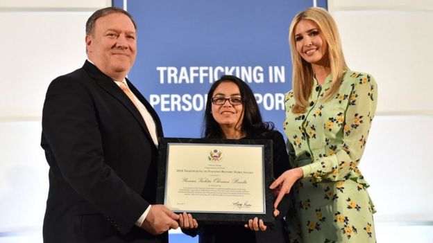El secretario de Estado de EE.UU. Mike Pompeo e Ivanka Trump entregan a Violeta Olivares el premio HÃ©roe del Reporte de Trata de Personas 2018.