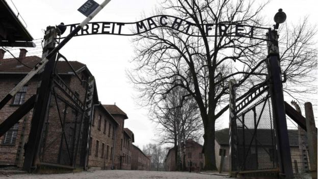 Puertas de ingreso al campo de concentración Auschwitz.