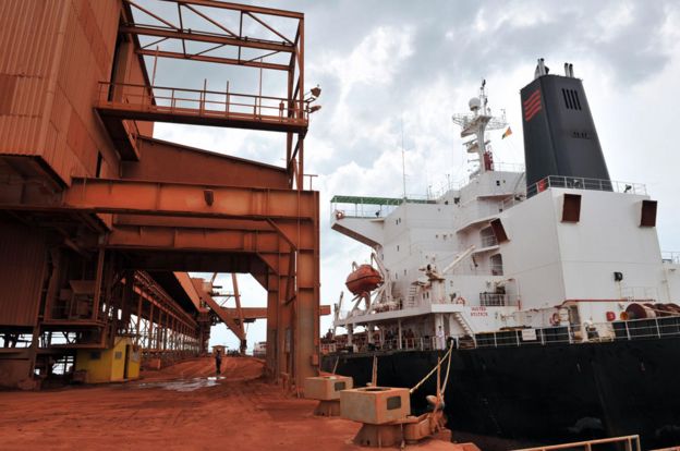 Un barco es cargado con bauxita