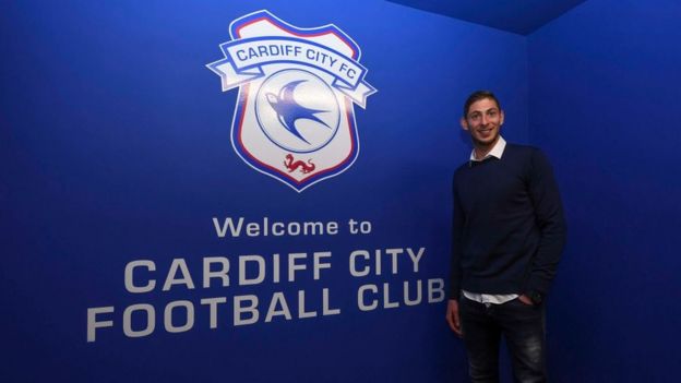 Emiliano Sala tras firmar su contrato con el Cardiff.