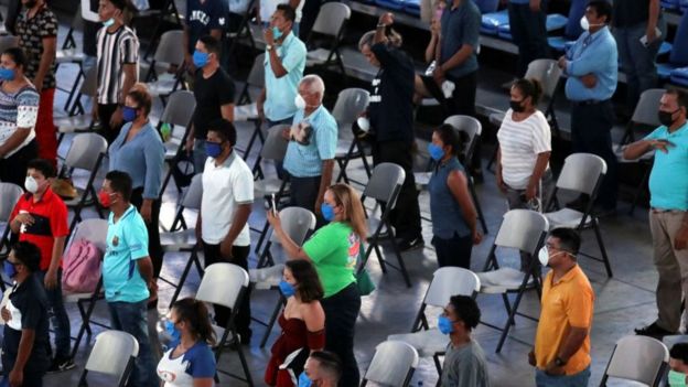 Asistentes a un evento deportivo en Nicaragua cantan el himno nacional