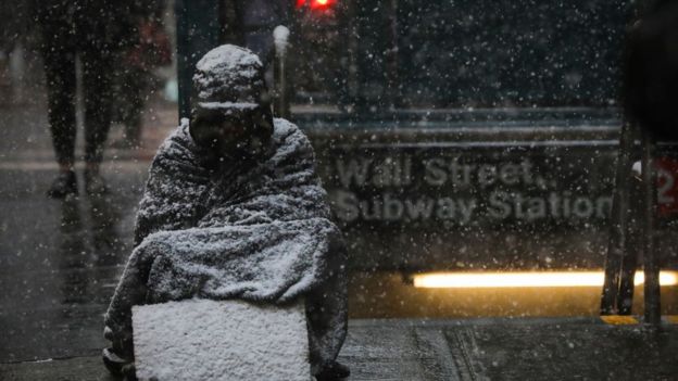 Persona en la calle en plena helada en Estados Unidos.