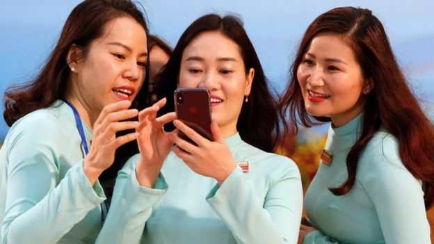 Phụ nữ trẻ tuổi có ít hơn nam giới 10% về điện thoại di động và kém nam giới 12% về tiếp cận Internet.